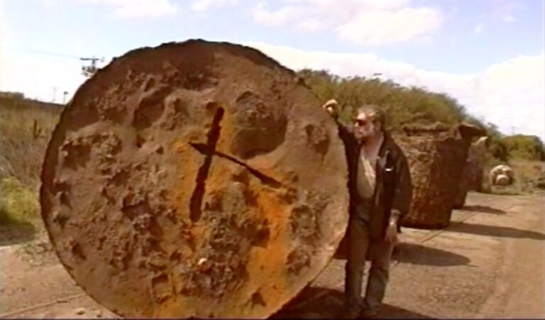 קריית הפלדה בעכו כאטליה ללא קירות של הפסל יעקב דורצ'ין.